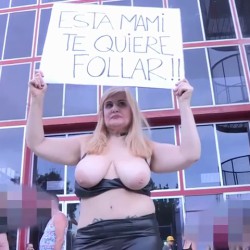 Musa Libertina, la MILF de GIGANTES TETAS, acude al SEM para calzarse algunos yogurines